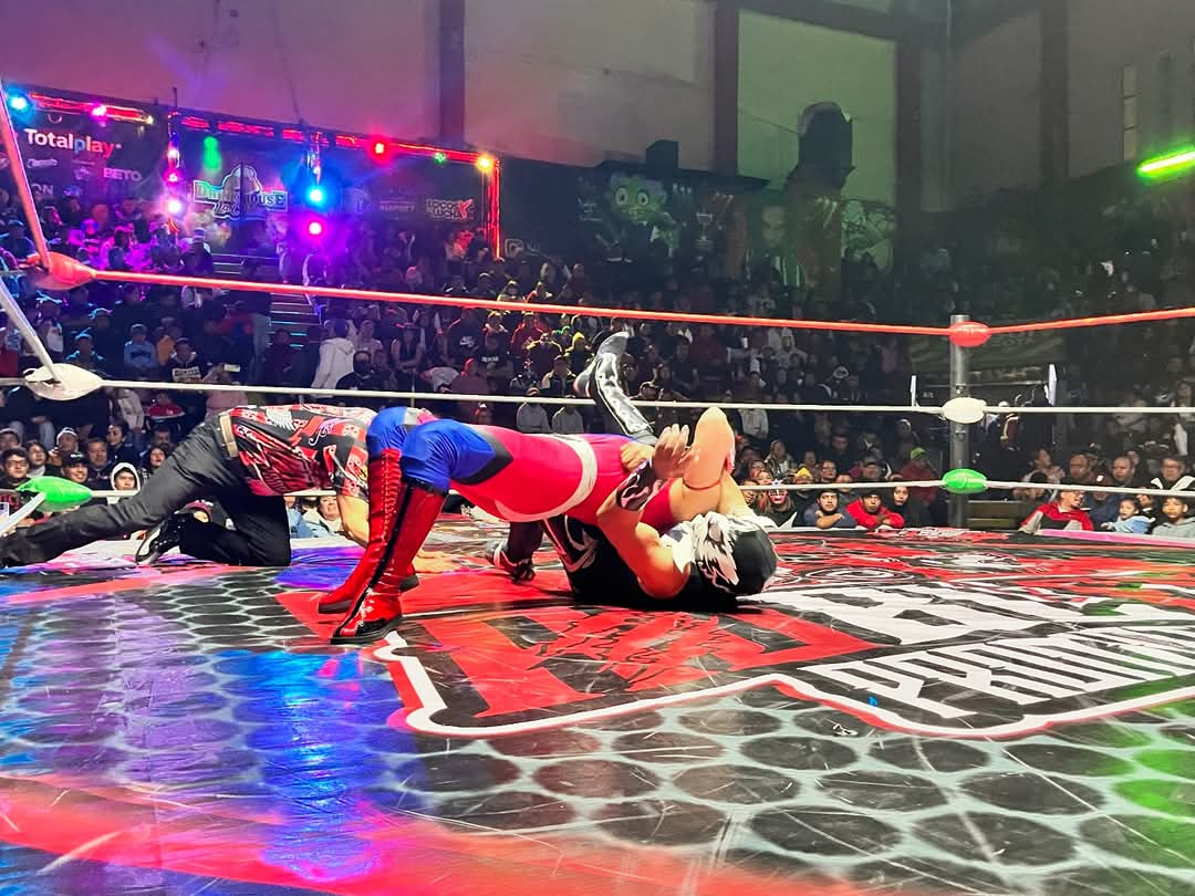 LaTijeraLucha's tweet photo. La lucha inicial del cartel de #RoblesPromotions en la #ArenaNeza es para la dupla ruda de #Fire y #FireJr al dar cuenta de #PowerWhite y #MascaritaMagica en la tercera y definitiva caída…
#latijeraluchalibre https://t.co/AJrgR6RZxe