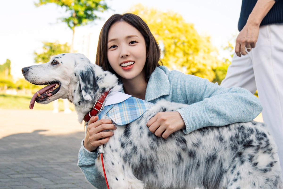 imbcenews's tweet photo. 채수빈, '지금 거신 전화는' 쉬는 시간 포착→무한 미소 장착
#채수빈 #ChaeSoobin #지금거신전화는 
#WhenthePhoneRings #로맨스 #스릴러 #미스터리 
#넷플릭스 #Netflix #MBC드라마 #iMBC연예 

백사언(유연석 분)과의 평범한 일상을 꿈꾸는 희주의 바람이 고스란히 느껴지는 그의 밝은 표정은 보는 이들까지 미소 짓게 만든다.

반면 그는 대본을 연구할 때는 진지한 얼굴로 집중하고 있어 눈길을 끈다. 이처럼 채수빈은 늘 웃음이 끊이지 않는 모습으로 촬영 현장을 훈훈하게 이끄는가 하면, 매 장면 대본을 손에서 놓지 않으며 열정을 불태웠다는 후문이다.

채수빈은 홍희주에 과몰입하게 만드는 캐릭터 소화력으로 ‘지금 거신 전화는’에 더욱 빠져들게 했다.

한편, 채수빈을 비롯해 유연석, 허남준, 장규리 등이 출연하는 MBC 금토드라마 ‘지금 거신 전화는’ 9회는 내일(27일, 금) 밤 9시 50분에 방송된다.

🔗https://t.co/eZ5aUhTHQk