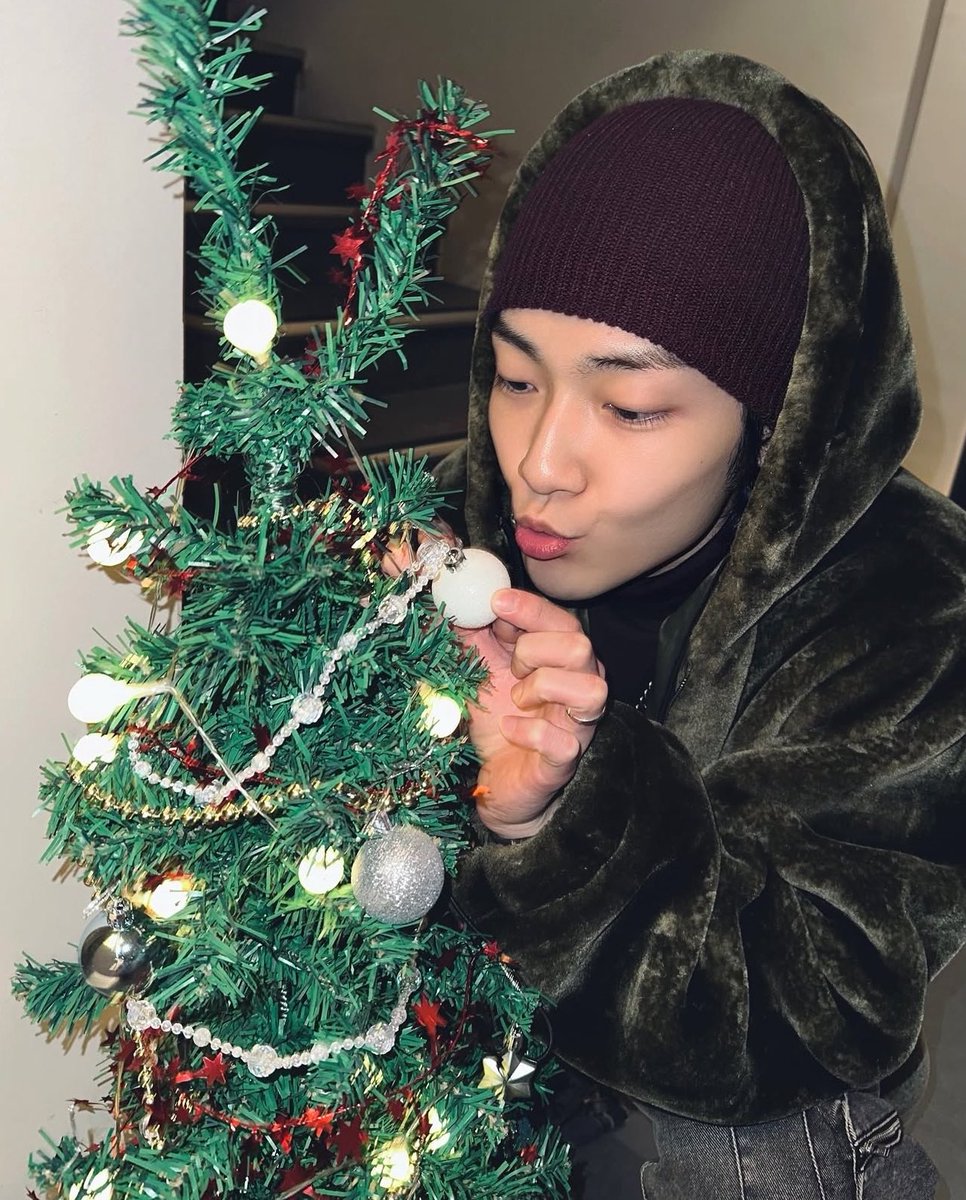 thinkingabtkev's tweet photo. merry christmas from kevin 🎄⭐️🥺 https://t.co/ufQ3wtjnrZ