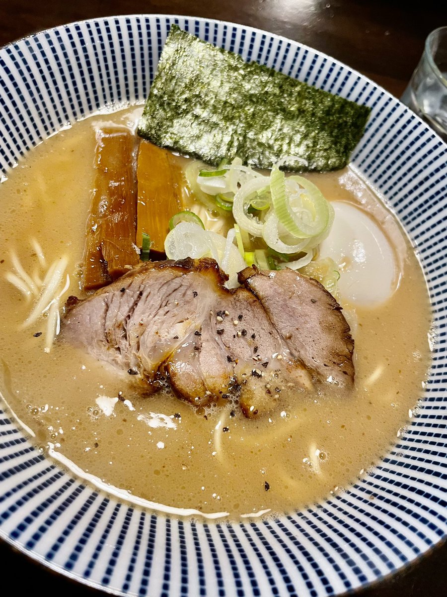 #らーめんこてつ

限定ラーメン目的で来店するが、まさかの売り切れ、迷いに迷って結局定番の醤油にするも、これじゃない感、美味しいけどね、ご馳走様でした....

#ラーメン #新所沢