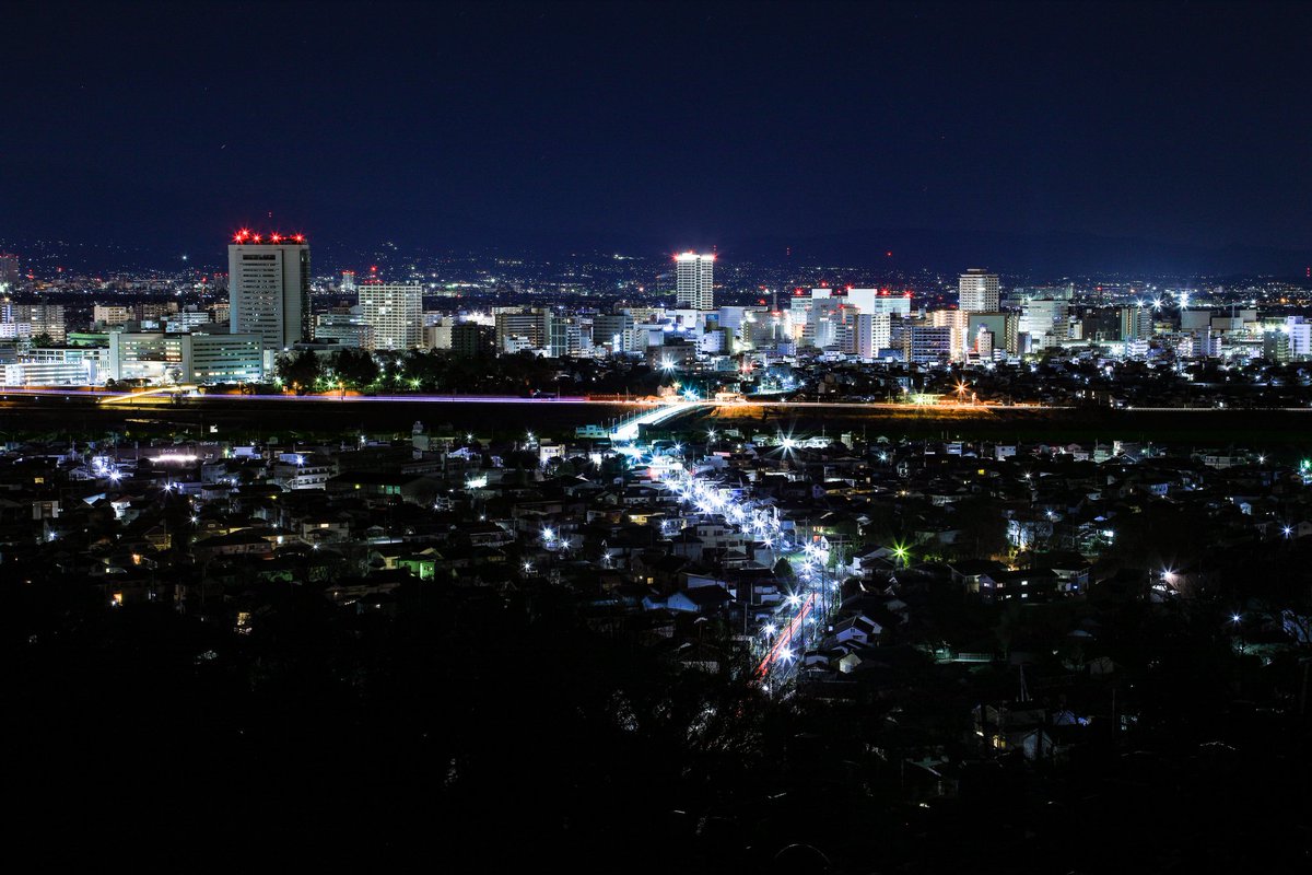 nyjoems06s's tweet photo. 2024/12/25未明

高崎市の夜明け前の夜景も綺麗！

#高崎市
#夜景
#風景
#風景写真 https://t.co/u2zRWThBm2