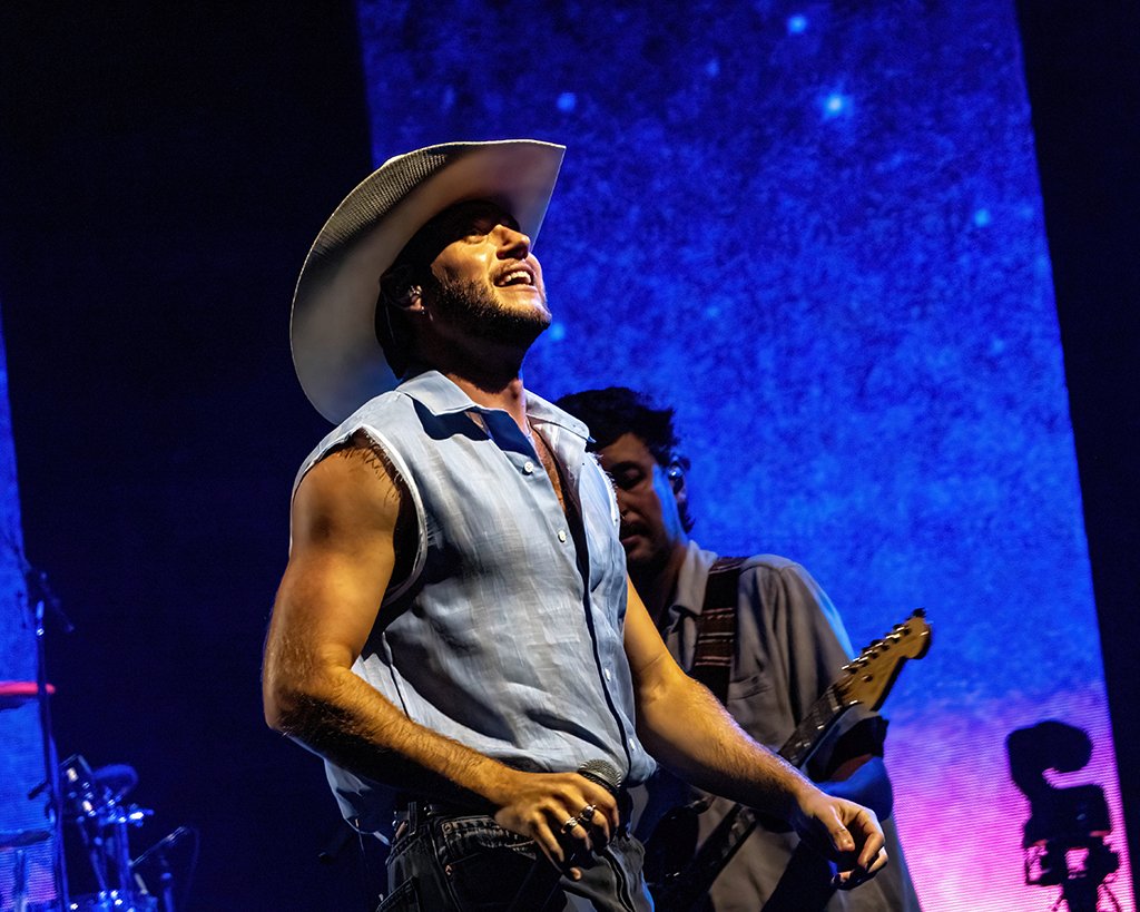 pntbynmbrry's tweet photo. The moment the Niall Horan stepped on stage at TSLot Austin. I nearly forgot how to breathe. Cowboy Niall you will always be famous. https://t.co/v4ZYed0kuN