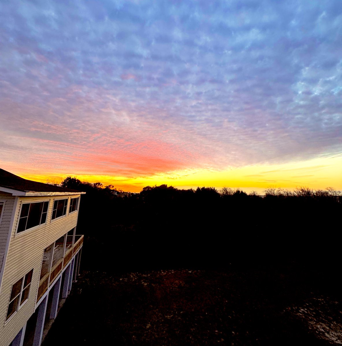 RootsW's tweet photo. That Tybee skyline on a Christmas Day … #RootsOnTheRun #WoodruffsOnTybee #ThatLight https://t.co/FrkGsYocQW