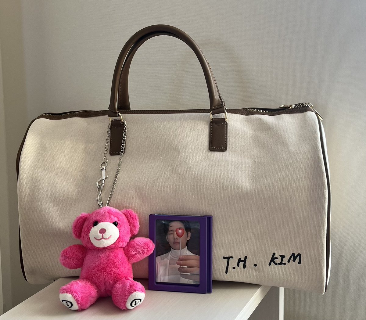 6gxpm's tweet photo. テテちゃんのボストン届きました👝
大きくてしっかりしてる😆
スリッパも大きいw
手書きのhttps://t.co/8Zo8wLxdcO可愛いよ🧸💜
#MerchBox17 https://t.co/lsipPo4z5K