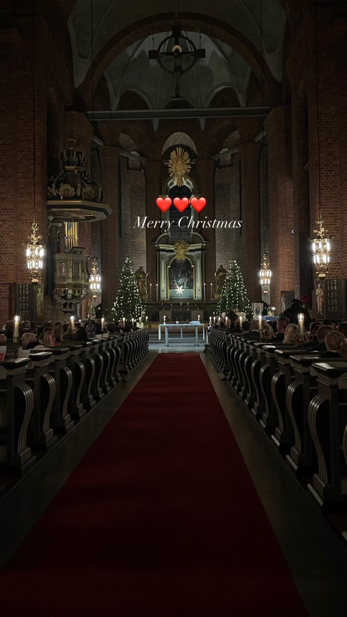 CalMeraaa's tweet image. Cheers to love, joy, and holiday magic Merry Christmas to all 🎅🎄❤️