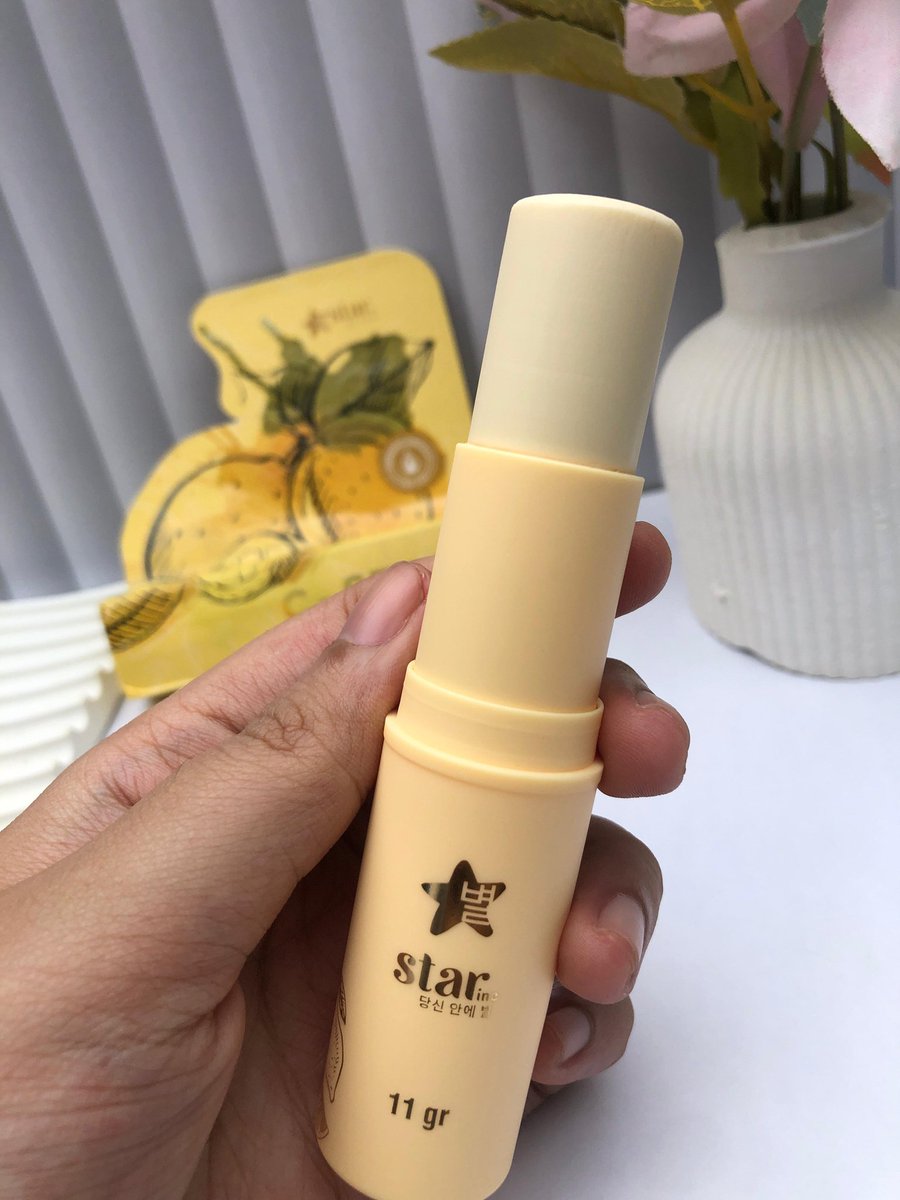 kuenyel's tweet photo. kunci makeup flawless, smooth, dan awet ternyata ada di serum stick ini ‼️
produk yang biasanya cuma aku liat di drakor, akhirnya ada di tanganku 😋☝🏻
auto glowing kayak Hee Jo ✨️
#StarInYou #MyCstar https://t.co/RQofKcaUTb