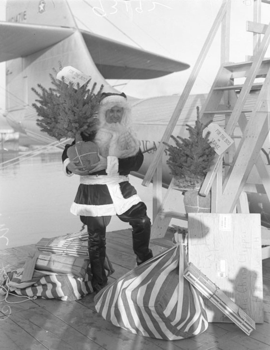 CaptainMusick's tweet image. A Merry Christmas for the boys on Wake Island. Delivered by Pan American’s China Clipper.