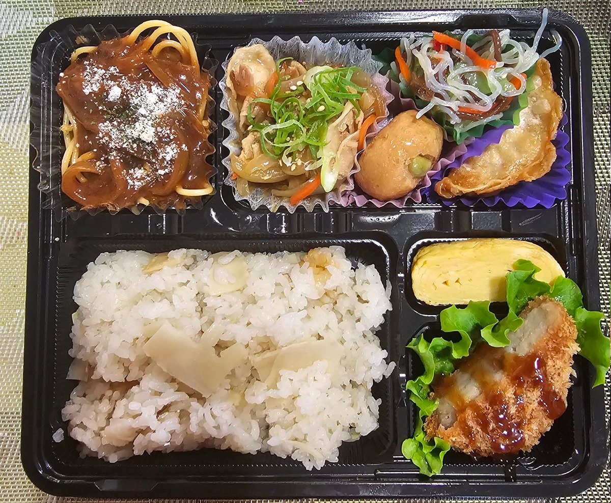 nb_tamashima's tweet photo. おはようございます☺️

本日の日替わり弁当(税込620円)は
　　
・生姜焼き
・デミグラスパスタ🍝
・中華春雨サラダ
・揚げ餃子🥟
・蓮根コロッケ
・玉子焼き
・枝豆がんも
　
変わりご飯は竹の子です☘️

仕入れの都合もありますので
年末年始のご予約は
締め切らせていただいました🙏 https://t.co/DGKVe9b7pz