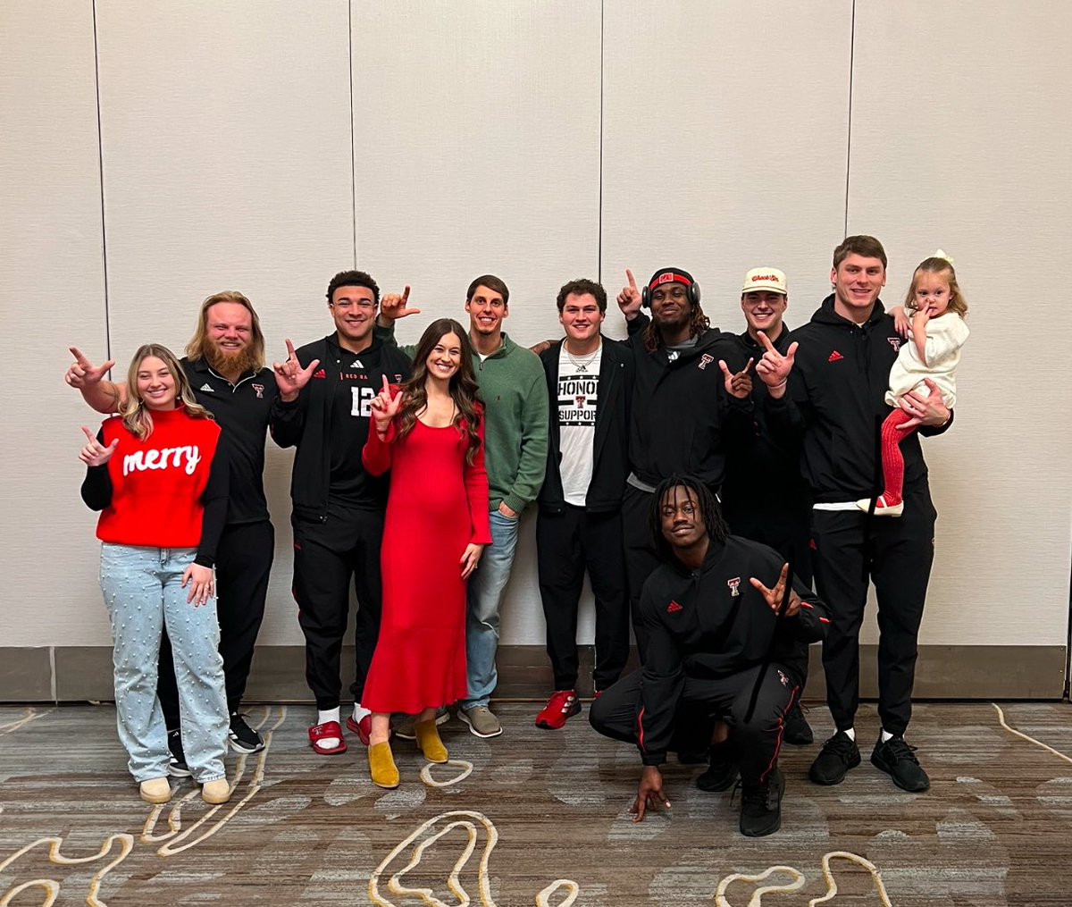 Merry Christmas from the TEs!!! Wouldn’t trade this group for anyone. #FAMILY
