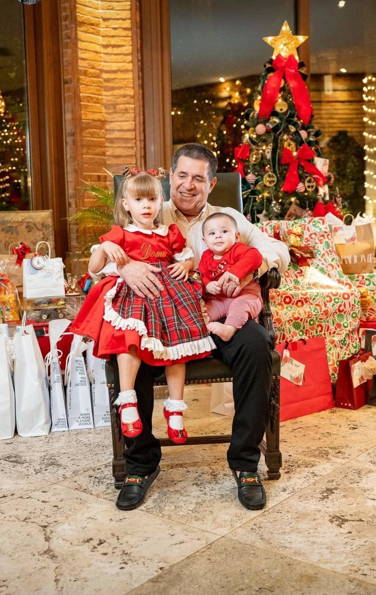 FARÁNDULA POLÍTICA Abuelo feliz. El presi del Partido Colorado, Horacio Cartes, se muestra como un abuelito re feliz en esta Navidad😁👌