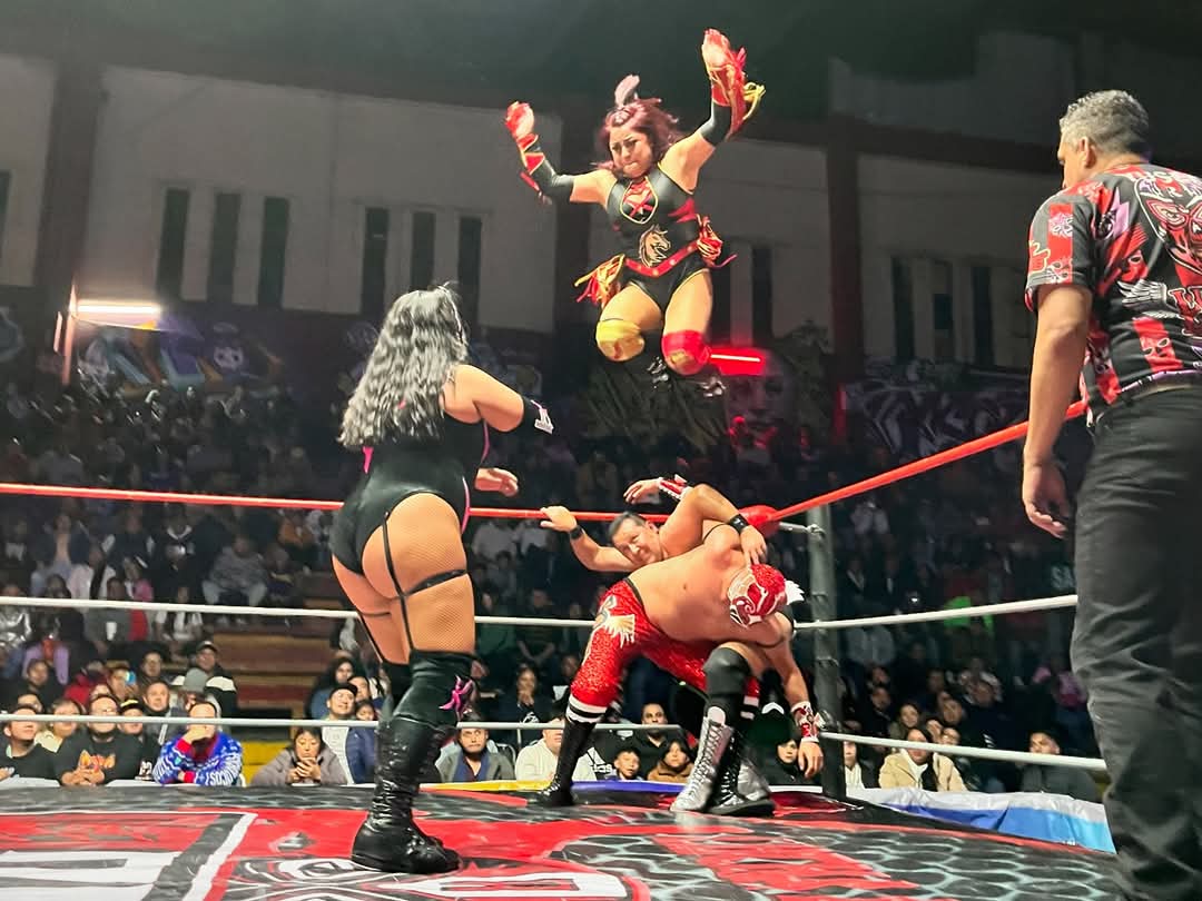 LaTijeraLucha's tweet photo. Lucha prendida en la #ArenaNeza, entre picardía y cerveza se dieron a llenar ambas tercias mixtas, pero la experiencia y fuerza del bando técnico se impone para doblegar de buena manera a #MedievalII, #Raiyel y #Kali que cayeron ante #GenaroContreras, #Burrito y #MaryCaporal... https://t.co/ju588qvXZX