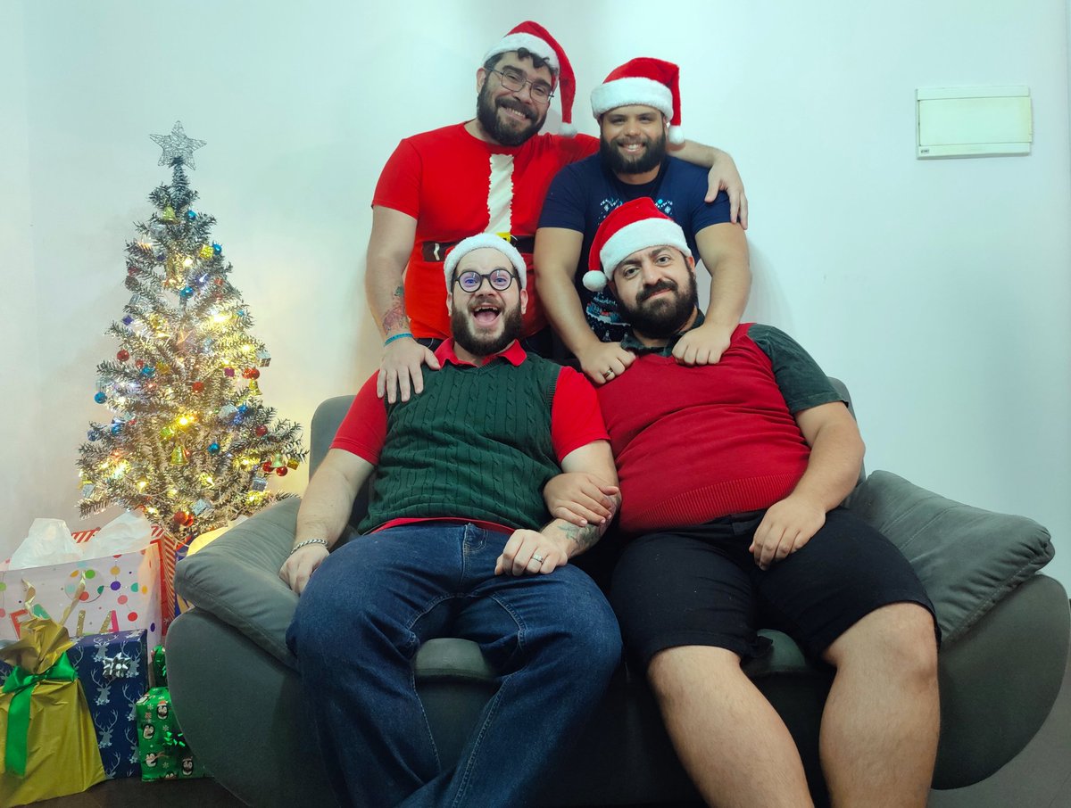 nrdybear's tweet photo. Merry Christmas from my family to yours. 🎄🎁 https://t.co/9ute8nswrq