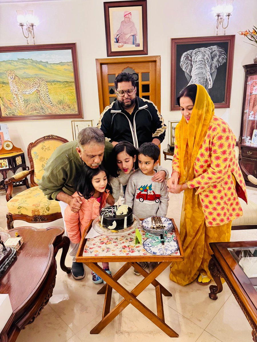 DS_Khimsar's tweet photo. कल परम आदरणीय पिताजी के जन्मदिवस पर खींवसर निज निवास पर धर्मपत्नी और बच्चों के साथ बिताए कुछ अनमोल और सुंदर पल....! 

इस विशेष दिन पर पिताजी के साथ बिताया गया समय मेरे लिए अविस्मरणीय है, आपका आशीर्वाद सदैव बना रहें ऐसी प्रभु से प्रार्थना है।

@GajendraKhimsar @MrigeshaOnline https://t.co/sCCEuh0Zi1