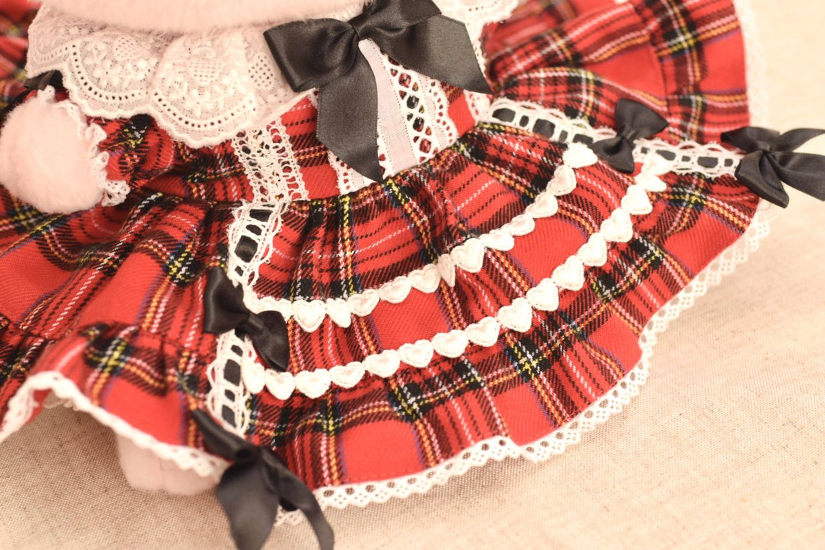 nk410's tweet photo. 🖤パペ服53着目🖤

ロイヤルスチュアートのタータンと白いレースに、黒いリボンをあしらったワンピース❤️

ハートとリボンたくさん！
冬のお出かけのパペ服になりました🐰

#ゆかり王国パペット #yukarin #ゆかり王国ぬい https://t.co/7uScBiuv0e