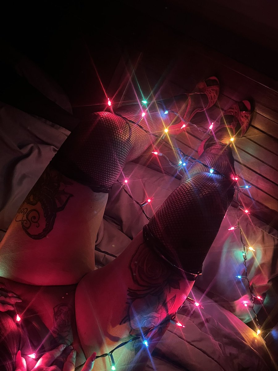 ThickGaPeach77's tweet photo. #MerryChristmas #NaughtyChristmas #ChristmasLights #FatPussy #BbcLover #Thick https://t.co/UaZpDnO6wq