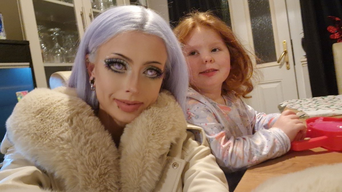 caitlinlowes98's tweet photo. 💜🎄✨️

#selfie 
#neice 
#Christmas https://t.co/Cd3Ne697ac