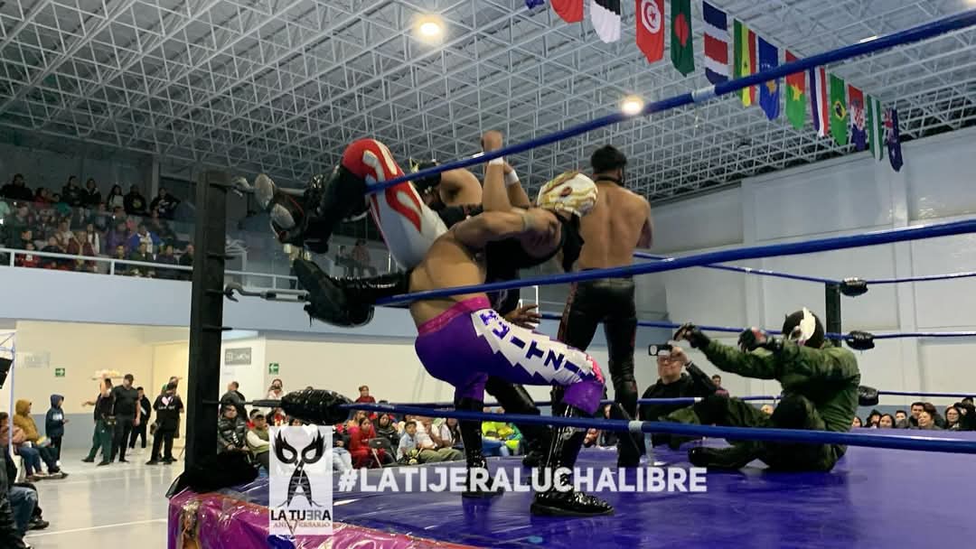 LaTijeraLucha's tweet image. En un intenso y extenuante torneo que terminó en un triangular entre #Huitzil, #NightFury y #VuduMax el triunfo es para el de la #DinastiaKaronte, #NightFury derrotando a sus dos rivales y con esto yéndose a casa con el brazo en alto...
#latijeraluchalibre