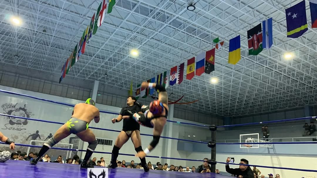 LaTijeraLucha's tweet image. En un intenso y extenuante torneo que terminó en un triangular entre #Huitzil, #NightFury y #VuduMax el triunfo es para el de la #DinastiaKaronte, #NightFury derrotando a sus dos rivales y con esto yéndose a casa con el brazo en alto...
#latijeraluchalibre