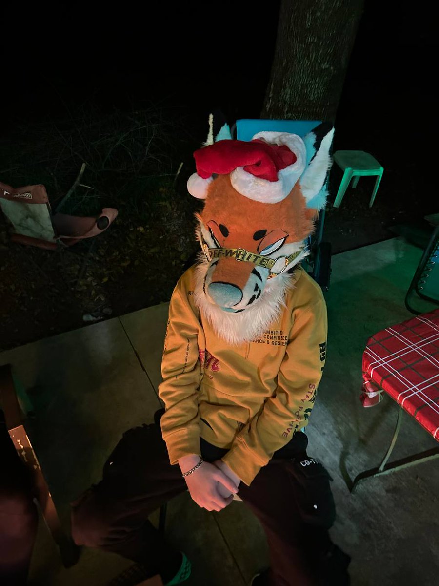 Merry Christmas everyone. I'd usually send all my close friends a message but family shit rn has been rough. Yall have an amazing night