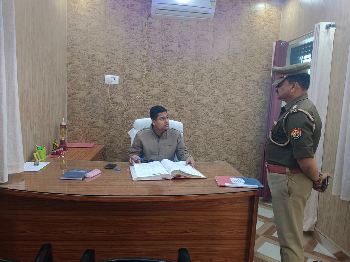 ambedkarnagrpol's tweet photo. #SP_अम्बेडकरनगर द्वारा थाना अहिरौली का आकस्मिक निरीक्षण किया गया तथा सम्पूर्ण थाना परिसर का भ्रमण कर थाना परिसर में निर्माणाधीन कार्यालय/बैरक, कार्यालय,कंप्यूटर कक्ष,बैरक तथा कार्यालय के अभिलेखों का अवलोकन कर निरीक्षण करते हुए सम्बन्धित को आवश्यक दिशा-निर्देश दिए गए।
#UPPolice https://t.co/nPHIHicMF3