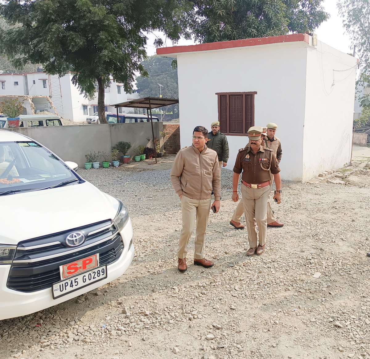 ambedkarnagrpol's tweet photo. #SP_अम्बेडकरनगर द्वारा थाना अहिरौली का आकस्मिक निरीक्षण किया गया तथा सम्पूर्ण थाना परिसर का भ्रमण कर थाना परिसर में निर्माणाधीन कार्यालय/बैरक, कार्यालय,कंप्यूटर कक्ष,बैरक तथा कार्यालय के अभिलेखों का अवलोकन कर निरीक्षण करते हुए सम्बन्धित को आवश्यक दिशा-निर्देश दिए गए।
#UPPolice https://t.co/nPHIHicMF3