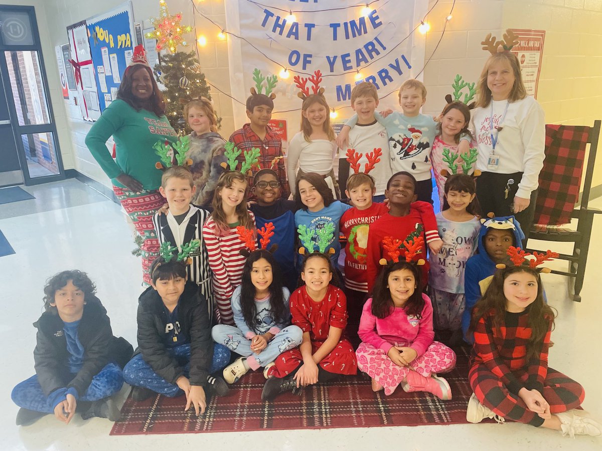 Happy Holidays❣️ Thank you to my principal who created this beautiful display for teachers, students, and parents to take memorable pictures.⁦<a href="/CheathamHillES/">Cheatham Hill</a>⁩ ⁦<a href="/fakfamily/">Melissa Faklaris</a>⁩