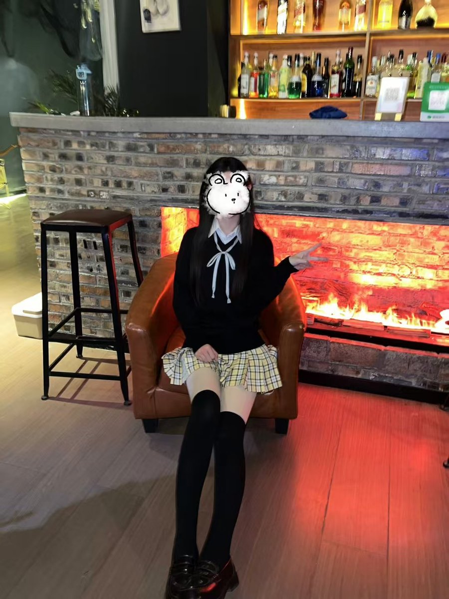 zyz0128's tweet photo. 会的姿势不多，就会一个剪刀手 https://t.co/oHxNSBuUOz