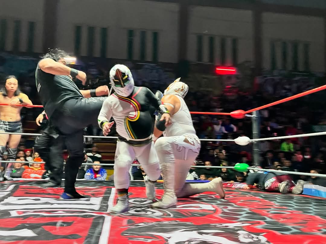 LaTijeraLucha's tweet photo. La lucha de relevos atómicos de locura es para la cuarteta de #TaoTao, #MascaritaSagrada, #Bitman y cumpleañera #BigMami ante los integrantes de la #PerraSociedad con el debut de #MicroDogy al lado de #Doberman, #LaPerra acompañados de #RickyMarvin, quienes cayeron en #ArenaNeza https://t.co/1OdbQmd3us
