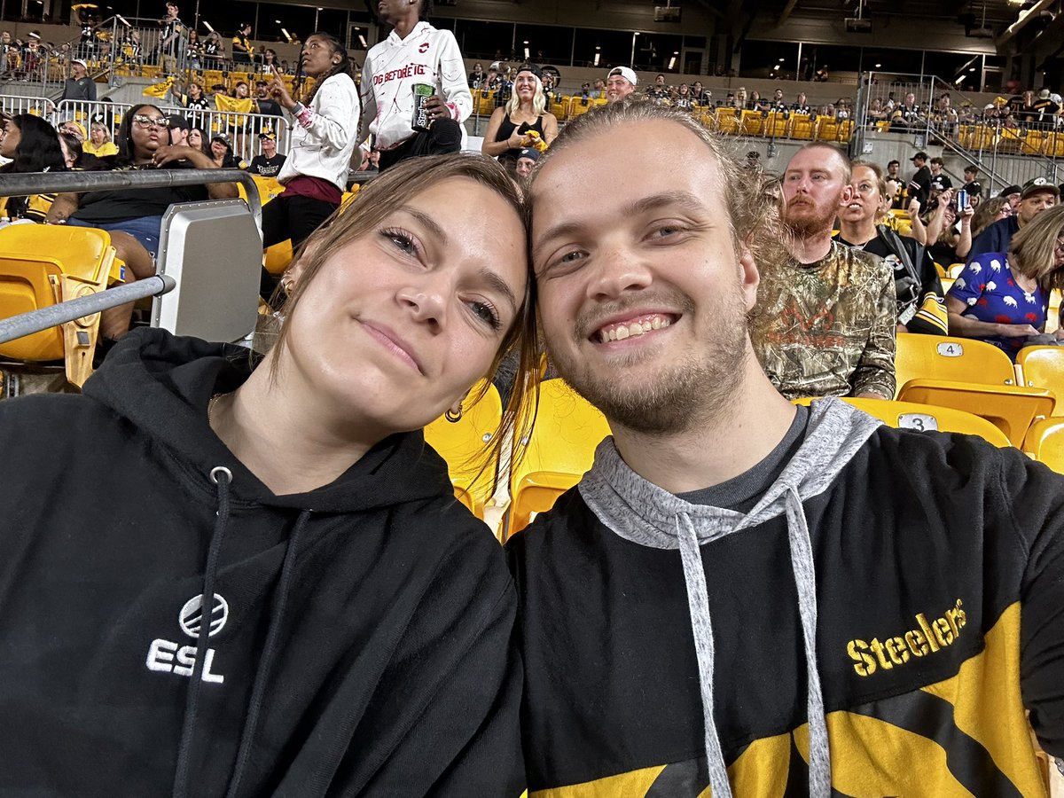 SunshineOnAir's tweet photo. Update #8 - We returned to Pittsburgh to enjoy Restaurant Week and a preseason Steeler game (shoutout Mom and Dad for the tickets!) #12UpdatesofChristmas https://t.co/NQ2s7AGuRL