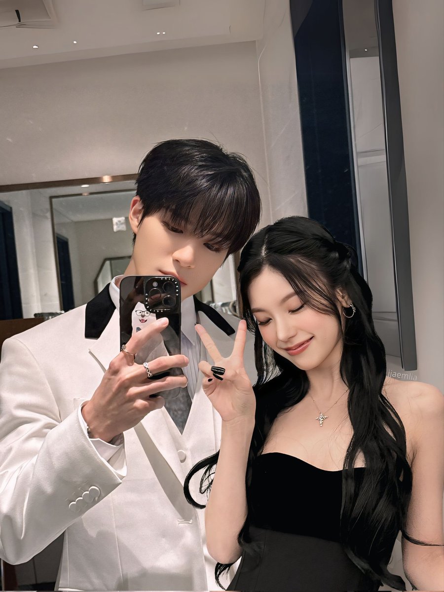 jjaemlia's tweet photo. #yejeddong mirror selfie dulu sebelum tampil 🥰✌ https://t.co/5JnvwRon9Y
