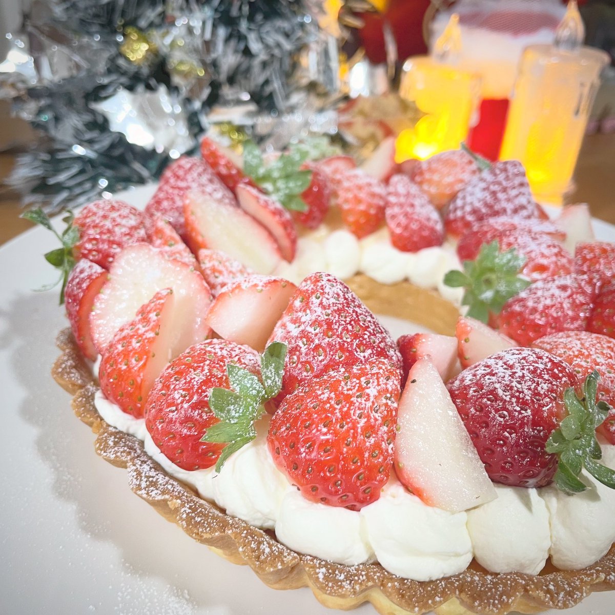 eri_mayukin's tweet photo. 今年はいちごリースタルト作ったんです〜🍓🤤🤍
生クリームたてすぎてボソッてちょっと見た目汚くなったけど味は👍🏻 ̖́-✨
ダマンドが美味しすぎてタルト台だけでもパクパク食べれた🤤🤤❤️ https://t.co/v4Ftk56aT2