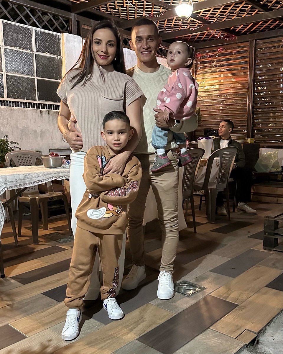 Junto a mi familia les deseamos una Feliz Navidad y que el verdadero motivo y sentimiento de esta fecha haya nacido de nuevo en sus hogares.
Bendiciones un abrazo enorme a todos. 

🫶🏻❤️😍🙌🏻🎄🧑‍🎄🪅