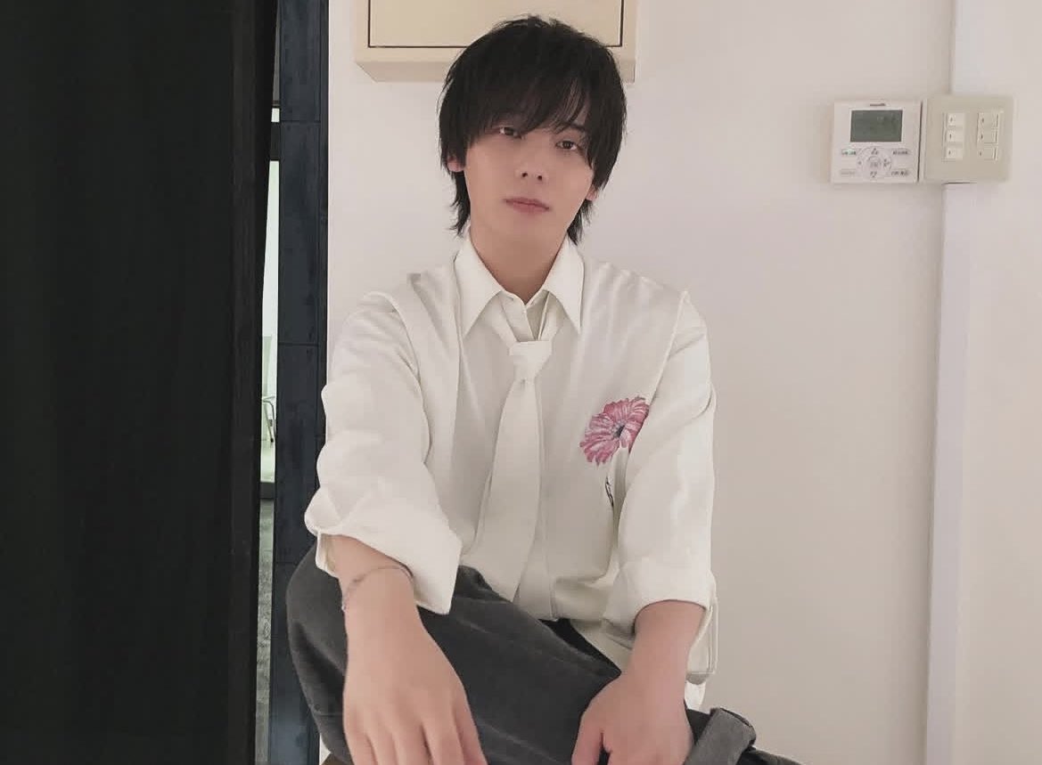 miya___1215's tweet photo. ちょっとやばい‼️
Etrariumのボウタイシャツを大夢くんがソロコンのアー写で着用してる😭😭😭
Hanaシャツ似合いすぎだよ😭嬉しい、急なみやろむ供給きて嬉しすぎる本当にありがとう🦊🐹
 #宮川大聖 #髙塚大夢 #みやろむ https://t.co/eFj992AMne