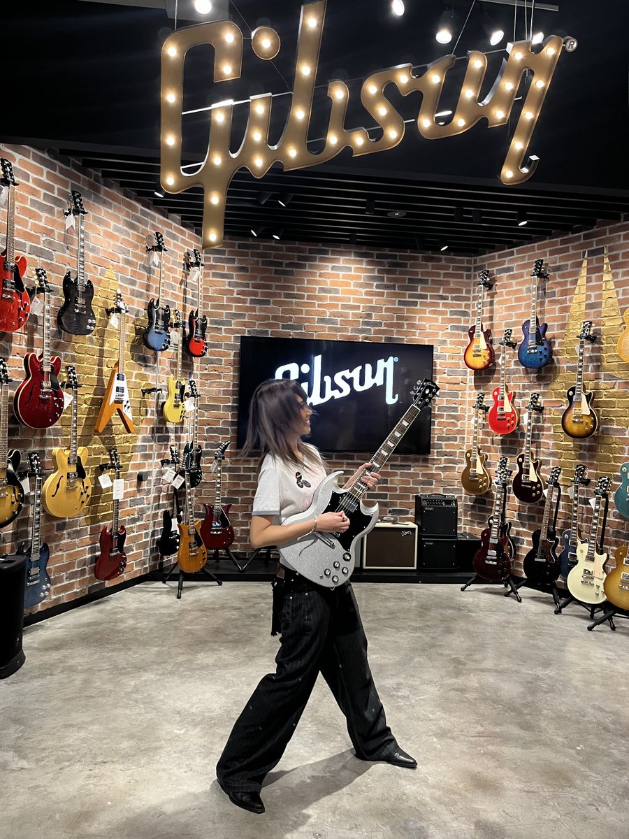 GibsonJapan's tweet image. ギタリストのMEMIさんがギブソンラウンジにお立ち寄りくださいました！見た目はキュートでもサウンドは骨太でパワフルです🤘🔥

#MEMI #gibson #gibson130 #ギブソン #マイギブソン