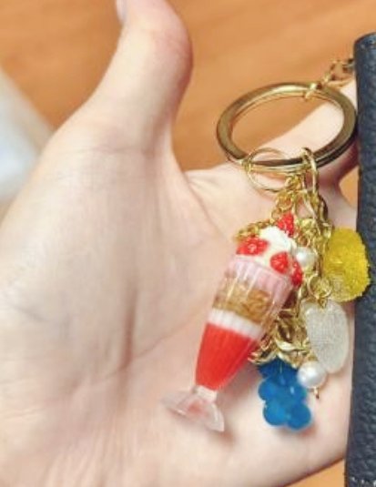Nail_monami's tweet photo. 昨晩よりイチゴパフェのキーケース作ってます。最近苺が高すぎてクリスマスケーキもかなり小さめでし
沢山苺食べれるように願いをこめました😭
#レジンアート
#苺パフェ
#ミニチュアスイーツ
#レジン小物 https://t.co/V0YgPFAYQ9