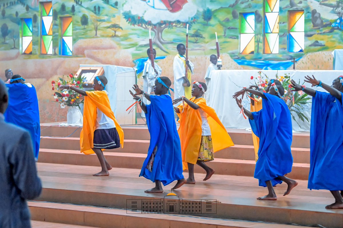 Umukuru w'Igihugu Nyenicubahiro <a href="/GeneralNeva/">SE Evariste Ndayishimiye</a> aripfuriza abakristu bose Noweli nziza n'umwaka mushasha wa 2025. Ni mugihe kuri uyu wa 25 Kigarama, ari kumwe n'umuryango wiwe, yifadikanije n'abakristu ba Paruwasi Murayi ikukira Diyoseze Nkuru ya <a href="/Gitega/">Province Gitega</a> #Burundi