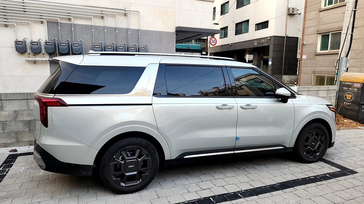 어제
집 앞에 있던데 
이거 카니발 신모델인가요?