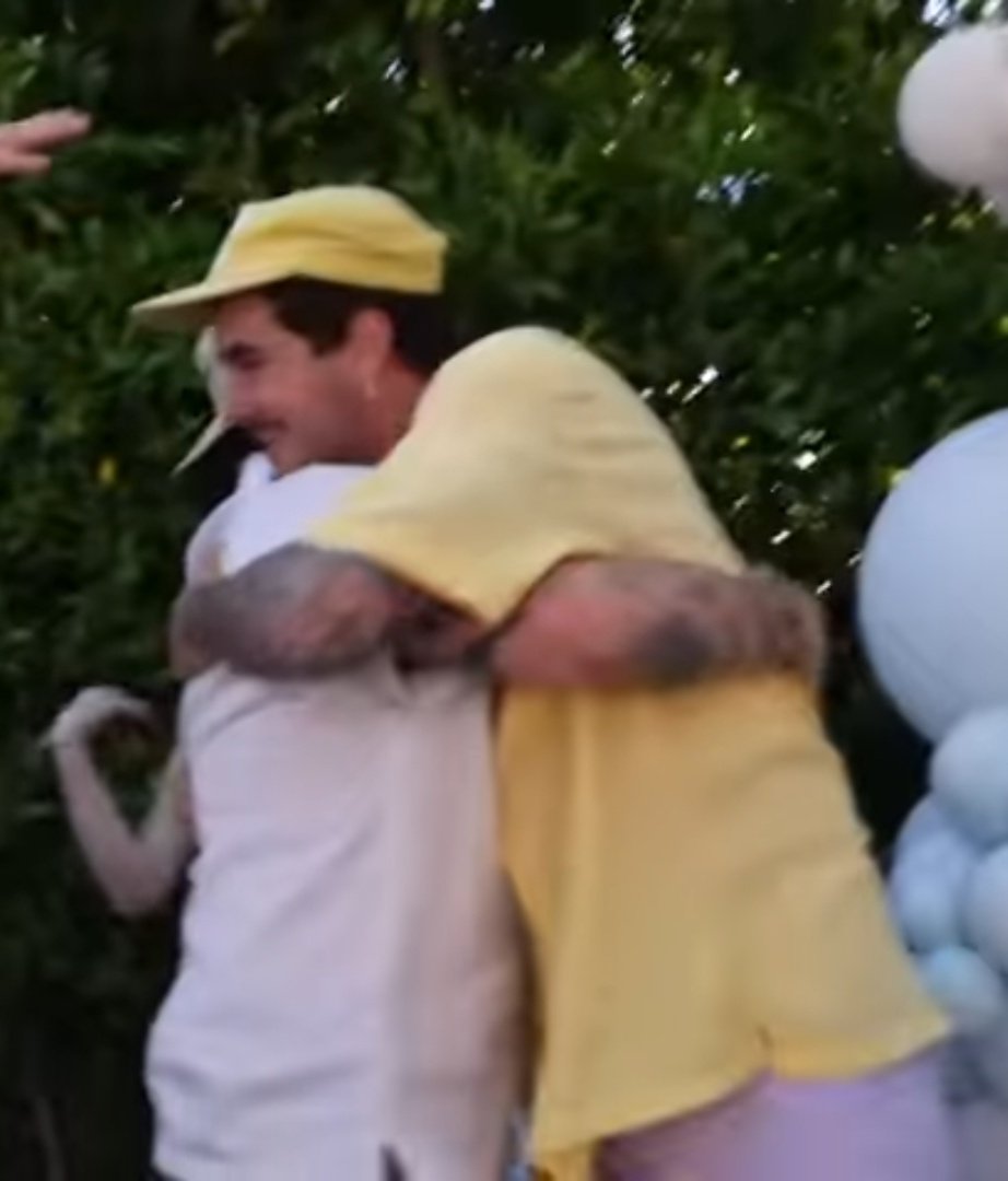 AR_9931's tweet image. Finished #JC's video revealing that they are having a baby 
I got teary watching #kian's reaction😭
It reminded me of jc jumping excitedly knowing kian's having a son &amp;amp;NOW HES HAVING A SON &amp;amp; ITS LIKE K&amp;amp;J 2.0 IM SO EMO😭

#O2L/#KnJ are the 1st ones I watched on YT ever😭💙