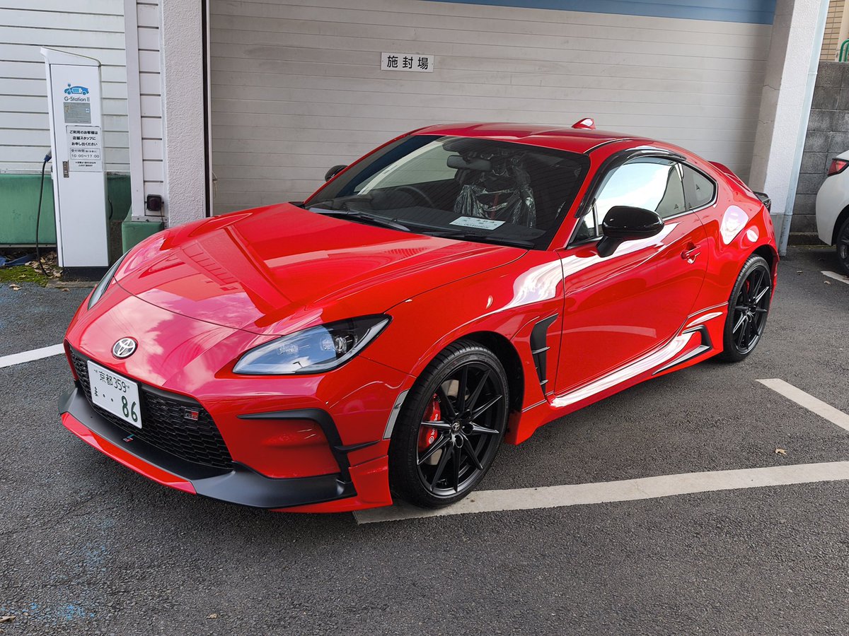 GR86納車しました(^o^)
納車直ぐにコーティング入庫してきました。