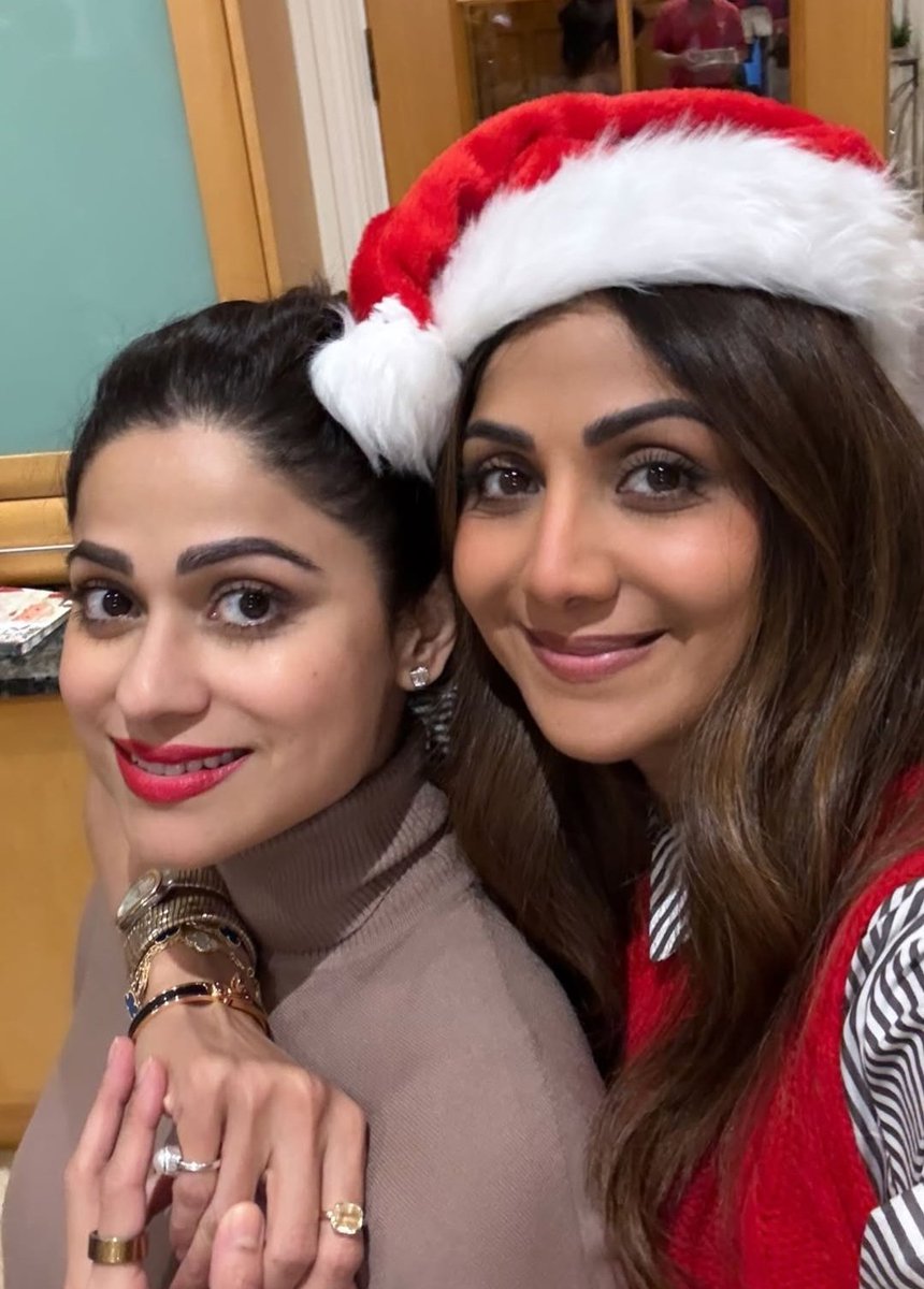 bombaytimes's tweet photo. .@TheShilpaShetty drops adorable pictures from her #Christmas celebrations 🎅🎄
#ShilpaShetty #Xmas #Sweets #ShilpaShettyKundra #Foodie #ShamitaShetty #TeamSS #Sisters https://t.co/x4Hgar6HdI