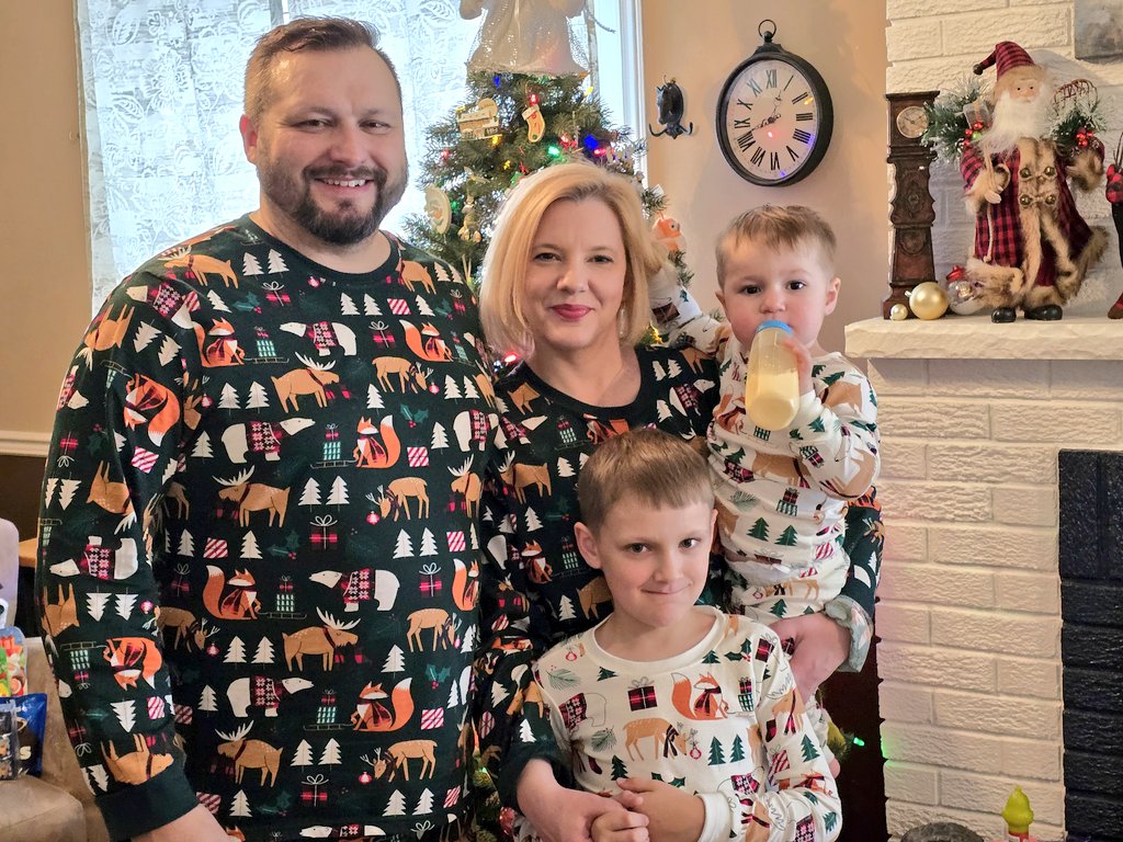 RobertReidJr's tweet photo. Merry Christmas from our family to yours. May your holidays be filled with peace, laughter, and cherished moments. #MerryChristmas #HappyHolidays https://t.co/zPaP6AMiUJ