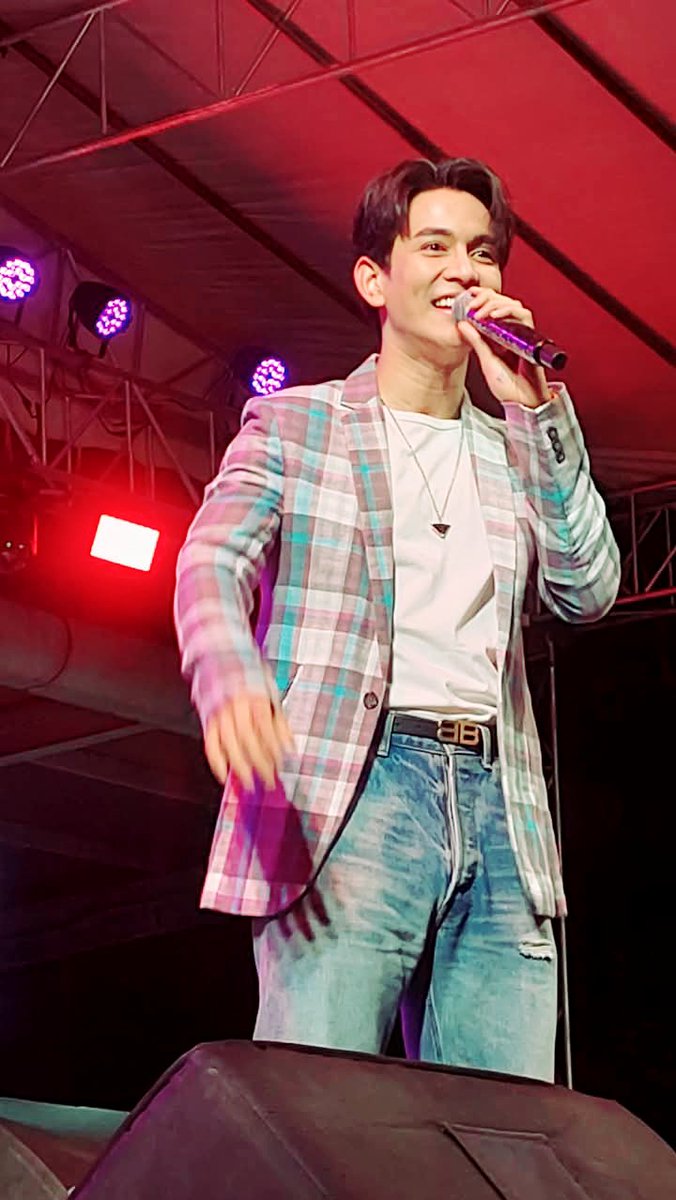 30thGunnapat's tweet photo. ธนวันต์ แป้นสมบูรณ์ : (1)

มินิคอนเสิร์ต #กันนภัทร
#มนต์รักแม่กลอง
#มหานครคัลเลอร์ฟูลปาร์ตี้2025 #Ltmfm95

#GUNNAPAT 
Cr. Fb : ธนวันต์ แป้นสมบูรณ์ https://t.co/npg5EVog0F