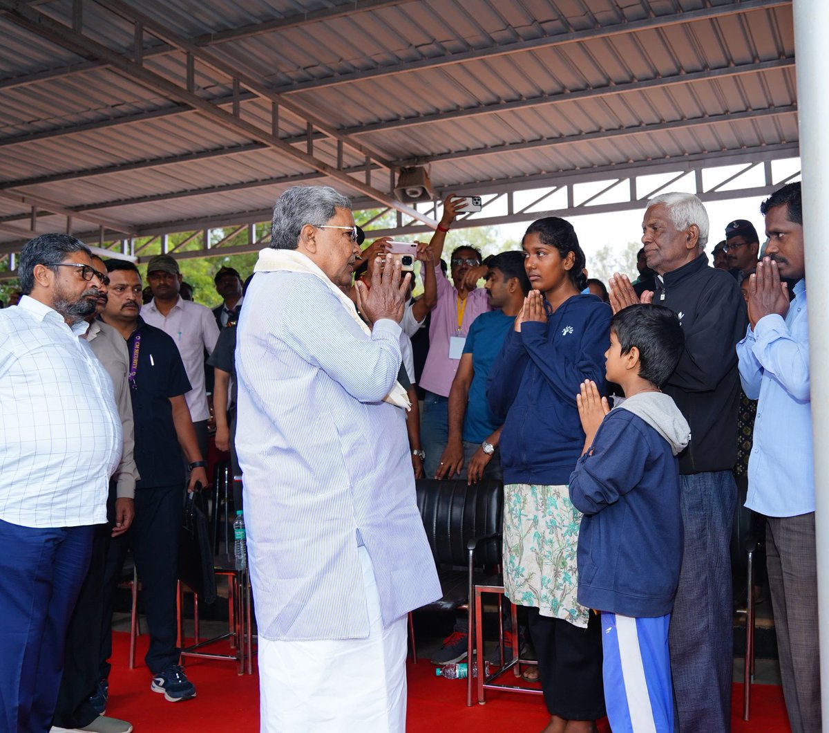 CM of Karnataka (@cmofkarnataka) on Twitter photo ಜಮ್ಮು ಕಾಶ್ಮೀರದಲ್ಲಿ ಅಪಘಾತಕ್ಕೀಡಾಗಿ ಹುತಾತ್ಮರಾದ ಯೋಧರುಗಳಾದ ಸುಬೇದಾರ್ ದಯಾನಂದ ತಿರುಕಣ್ಣನವರ್, ಮಹೇಶ್ ಮಾರಿಗೊಂಡ ಅವರ ಪಾರ್ಥಿವ ಶರೀರಗಳಿಗೆ ಬೆಳಗಾವಿಯ ಸೇನಾ ಯುದ್ಧ ಸ್ಮಾರಕದಲ್ಲಿ ಮುಖ್ಯಮಂತ್ರಿ <a href="/siddaramaiah/">Siddaramaiah</a> ಅವರು ಪುಷ್ಪ ನಮನ ಸಲ್ಲಿಸಿ ಅಂತಿಮ ಗೌರವ ಸಲ್ಲಿಸಿದರು.
ಮಾಧ್ಯಮ ಪ್ರತಿನಿಧಿಗಳೊಂದಿಗೆ ಮುಖ್ಯಮಂತ್ರಿಗಳ ಮಾತು:
ಯೋಧರ ಜಮ್ಮು ಕಾಶ್ಮೀರದಲ್ಲಿ ಅಪಘಾತಕ್ಕೀಡಾಗಿ ಹುತಾತ್ಮರಾದ ಯೋಧರುಗಳಾದ ಸುಬೇದಾರ್ ದಯಾನಂದ ತಿರುಕಣ್ಣನವರ್, ಮಹೇಶ್ ಮಾರಿಗೊಂಡ ಅವರ ಪಾರ್ಥಿವ ಶರೀರಗಳಿಗೆ ಬೆಳಗಾವಿಯ ಸೇನಾ ಯುದ್ಧ ಸ್ಮಾರಕದಲ್ಲಿ ಮುಖ್ಯಮಂತ್ರಿ <a href="/siddaramaiah/">Siddaramaiah</a> ಅವರು ಪುಷ್ಪ ನಮನ ಸಲ್ಲಿಸಿ ಅಂತಿಮ ಗೌರವ ಸಲ್ಲಿಸಿದರು.
ಮಾಧ್ಯಮ ಪ್ರತಿನಿಧಿಗಳೊಂದಿಗೆ ಮುಖ್ಯಮಂತ್ರಿಗಳ ಮಾತು:
ಯೋಧರ