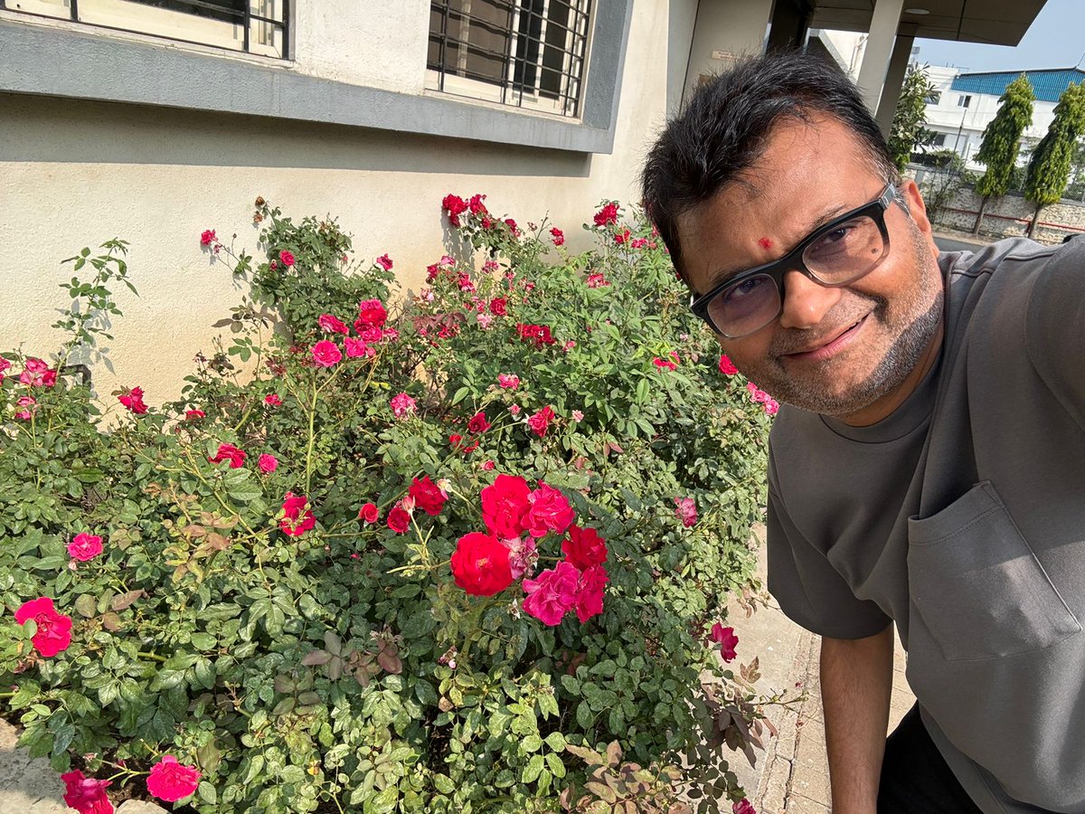 AneelMurarka's tweet photo. Winter morning, roses bloom in the garden, showing nature’s resilience even in the coldest season. As the year ends, let's cherish every moment, embracing the lessons and memories. Step into the new year with hope, gratitude, and endless possibilities
#WinterMorning #RosesInBloom