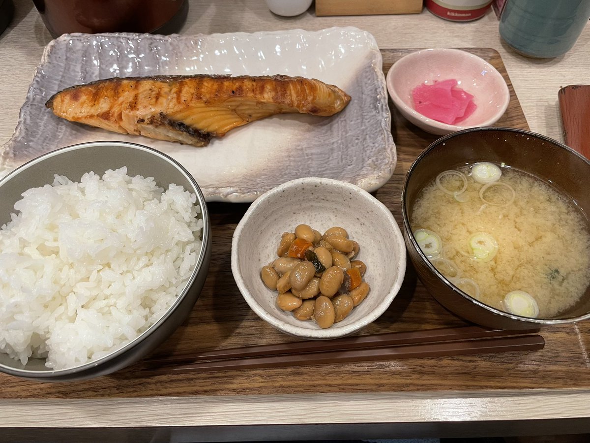 KTFactory_RC's tweet photo. 今日のランチ🍙
安定のゆかり食堂さんにて、いつもの定食です！年内は明日27日ランチまで営業してるみたいです🎍
#おすすめランチ
#東陽町
#木場
#焼き魚
#定食 https://t.co/Uo5BEdbG5y