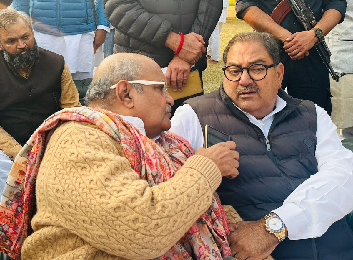 AbhaySChautala's tweet image. हमारे परिवार के बेहद करीबी एवं वरिष्ठ नेता श्री के.सी त्यागी जी तेजाखेड़ा निवास पर पहुंचे और लोहपुरुष स्वर्गीय चौधरी ओम प्रकाश चौटाला जी को श्रद्धांजलि अर्पित की। उनकी यह आत्मीय उपस्थिति हमारे परिवार के प्रति गहरी सहानुभूति और सम्मान का प्रतीक है। हम उनके प्रति हृदय से आभार…