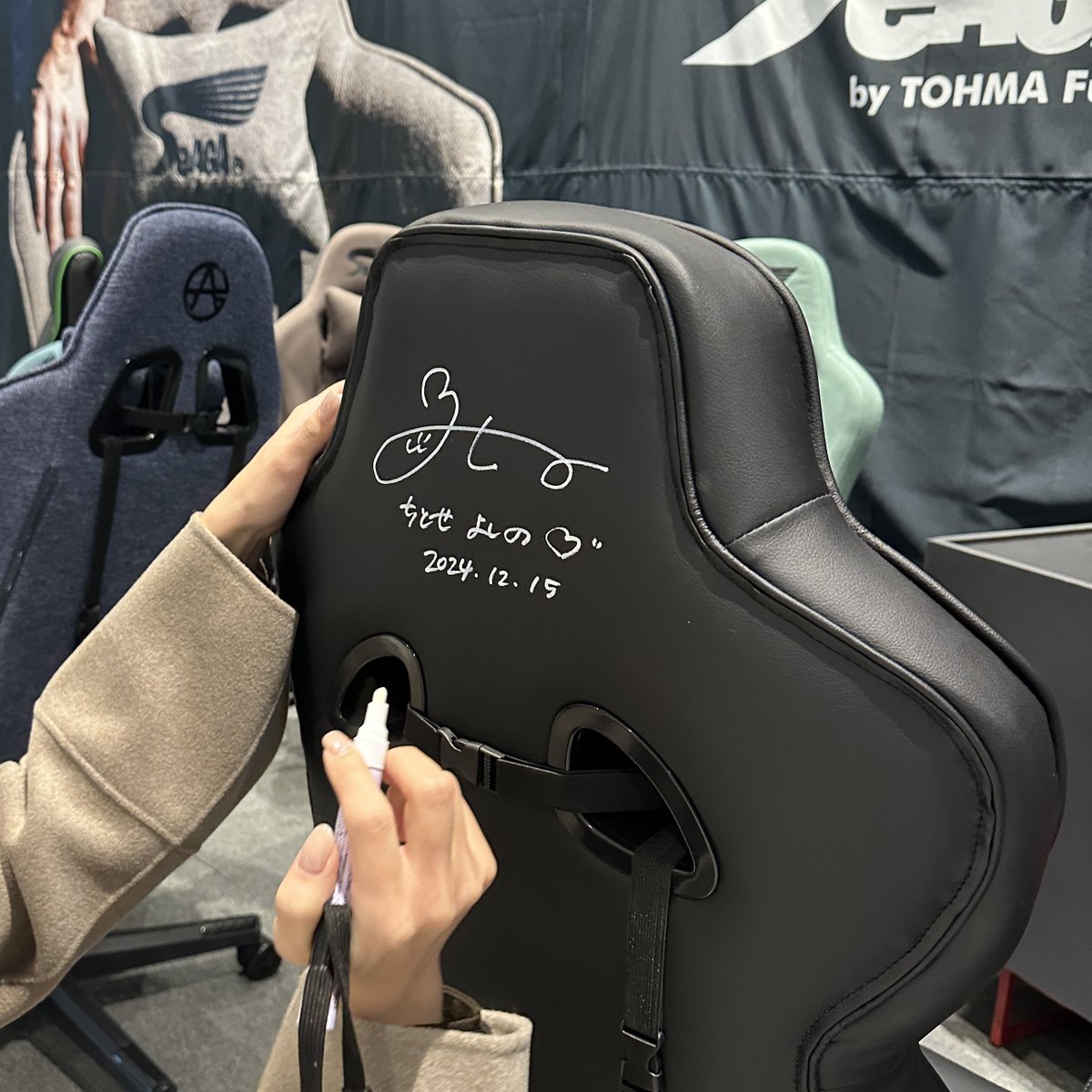 SeAGA18's tweet photo. 【Xmasプレゼント🎄】「ちとせよしの」さん♡ 直筆サイン入り『SeAGA-03チェア(ブルー)』を1名様へ🎁
■応募条件
❶@SeAGA18をフォロー
❷@chitose_yoshino をフォロー
❸ #SeAGA をつけてリポスト
〆2025/1/15まで https://t.co/d3pa85aPrI