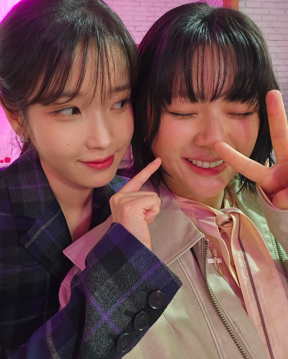 juiceyeon's tweet photo. JEONGYEON AND IU OH MY GOD 😭😭😭 https://t.co/oMAz699p47