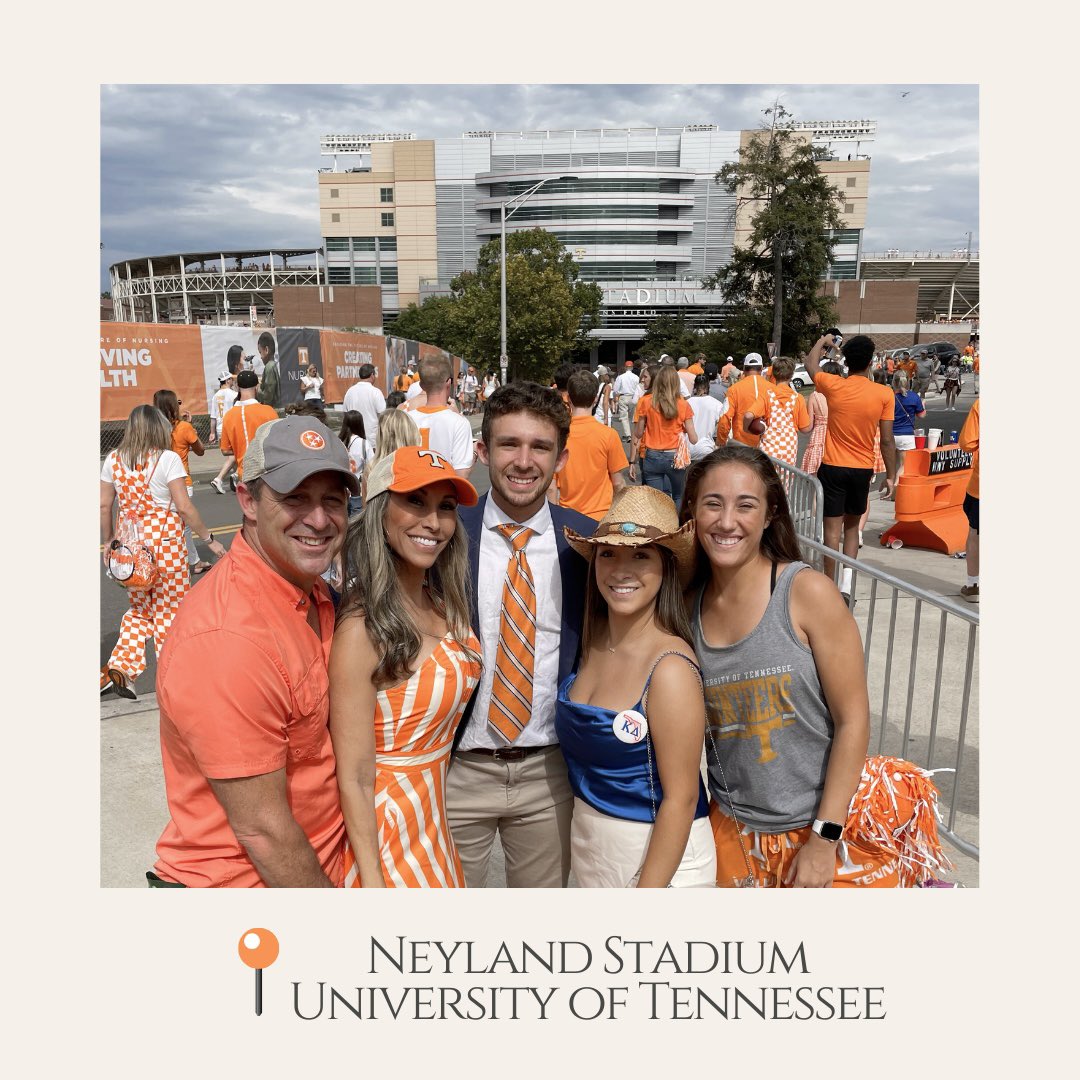 ‘Tis The season for holiday CHEER! 🎉 Merry Christmas from the home team! 🎄🏈#HouseDivided #UF #FSU #UTK