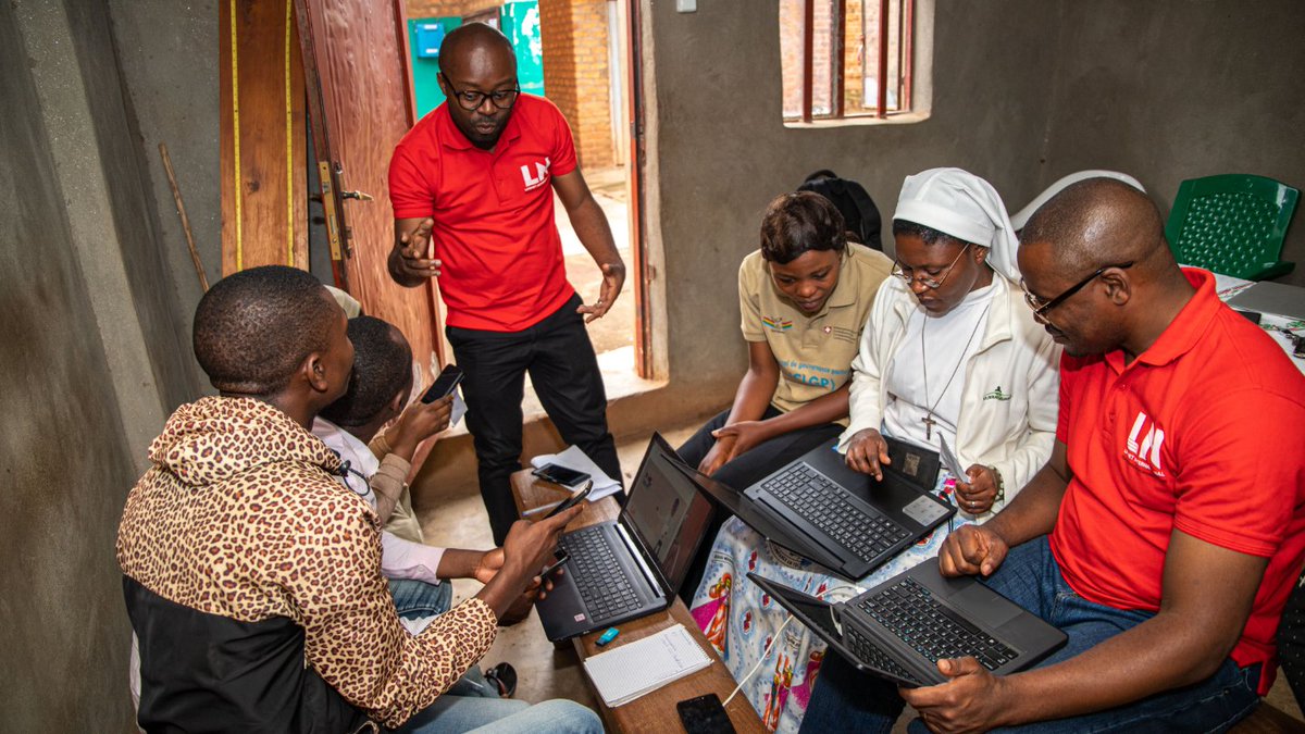 moodle's tweet image. We love to see people using Moodle to create transformative learning experiences! Here are a few pictures of our community from around the world 🧡 #Moodle